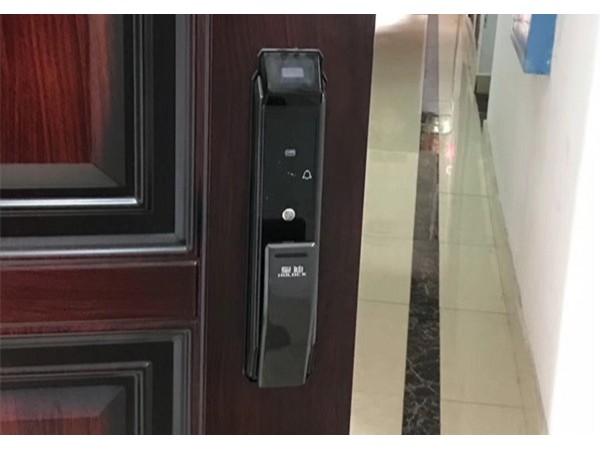 你都找不到指紋頭和鑰匙孔，這款全自動(dòng)指紋鎖太出色了