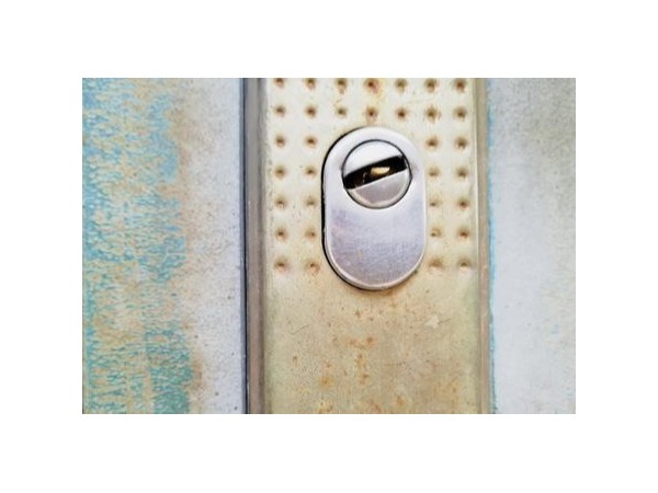 換了智能指紋鎖，終于不用擔心鎖眼被堵了